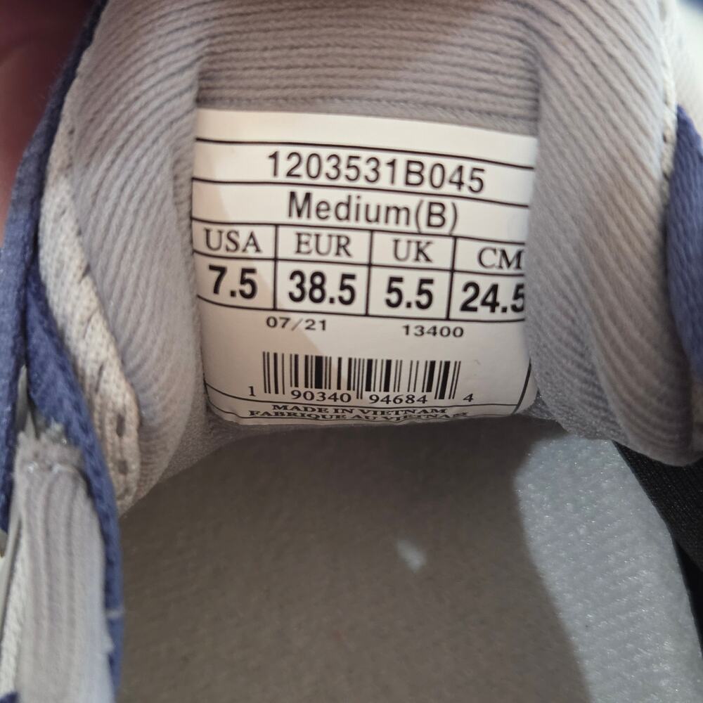 Women's Brooks Adrenaline GTS 22, Size 7.5 - Picture 3 of 10